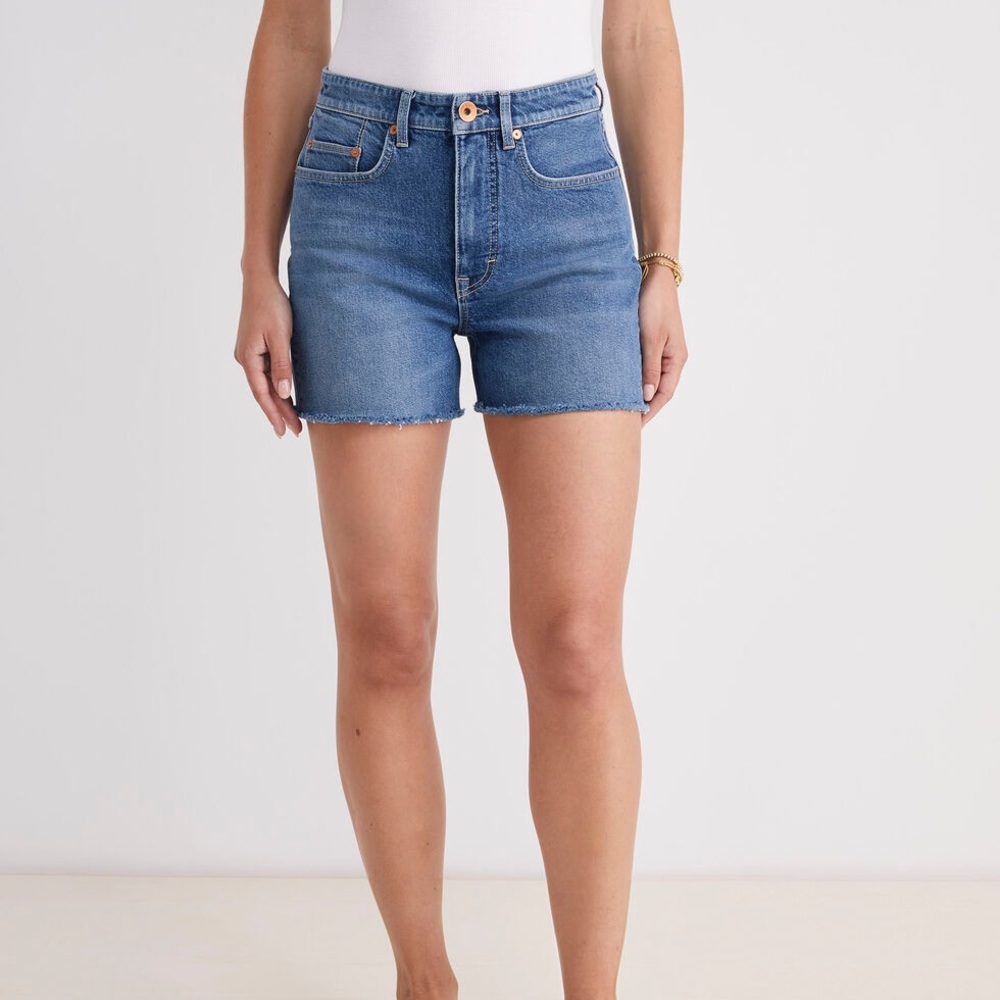 Vineyard Vines High-Rise Vintage Denim Shorts NWT Size 32  Note: Sold out online